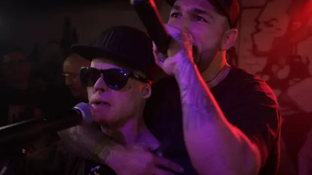 Aleixo junto a Chaca en un escenario.