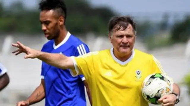L'ancien entraîneur du Gabon, Jose Antonio Camacho, et l'attaquant Pierre-Emerick Aubameyang (à gauche),lors d'un entraînement à Libreville le 20 janvier 2017 pour la CAN 2017