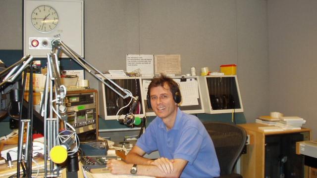 2005年鴻岡在BBC播音時