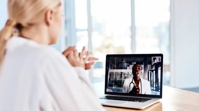 Una mujer en teleconferencia con una médica