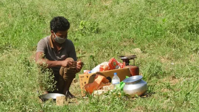 अस्पताल परिसरमा खाना पकाउँदै बिरामीका कुरुवा