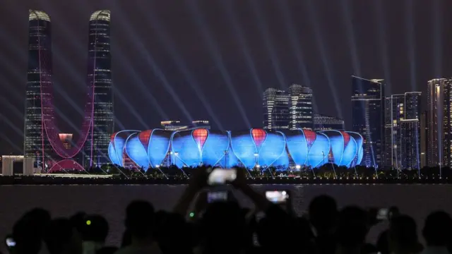 23일 제19회 항저우 아시안게임 개회식이 열린 올림픽 스포츠센터 스타디움에 조명이 밝혀져 있다