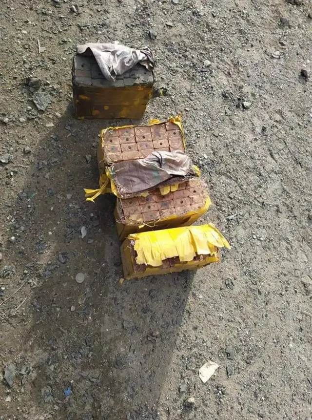 ဂျပ်ဖာတစ်ခုမှာ ယမ်းအတောင့် ၂၀ စီလောက်ပါတာတွေ့ရပါတယ်