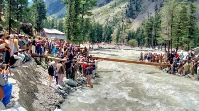 مہوڈنڈ جھیل پر امدادی آپریشن