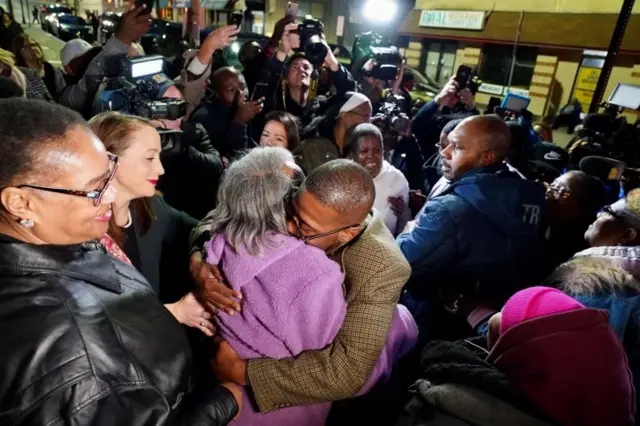 Alfred Chestnut annesine sarılıyor