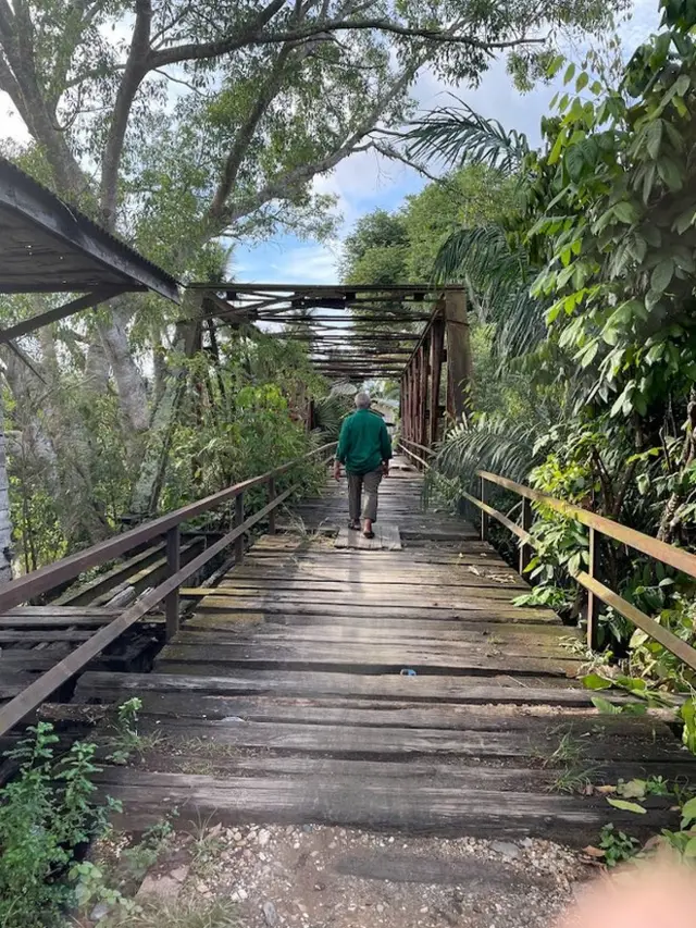 Setiady di atas bekas jembatan kereta api di kota Idi, Aceh.