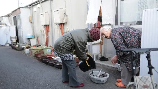 ภาพจากปี 2014 สามปีหลังจากเหตุแผ่นดินไหวที่ทำให้มีผู้เสียชีวิตกว่า 18,000 คน ชาวบ้านที่อพยพจากฟุกุชิมะหลายคนยังต้องอาศัยในบ้านพักชั่วคราว