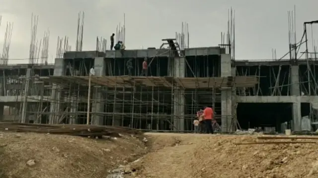 నిర్మాణంలో ఉన్న ఆసుపత్రి భవనం