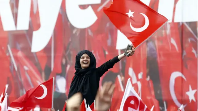 прибічники президента Туреччини на мітингу, 14 квітня