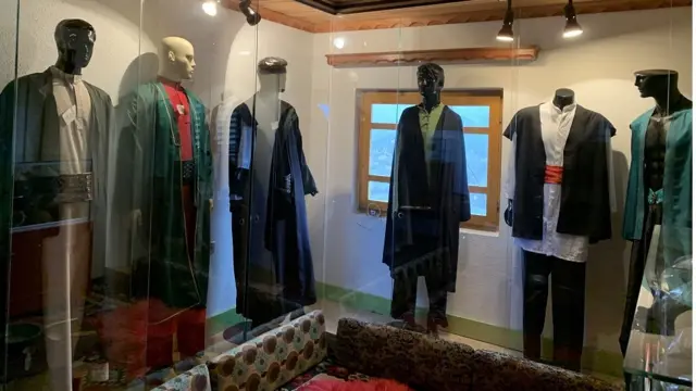 Различиту одећу носе различити дервишки редови