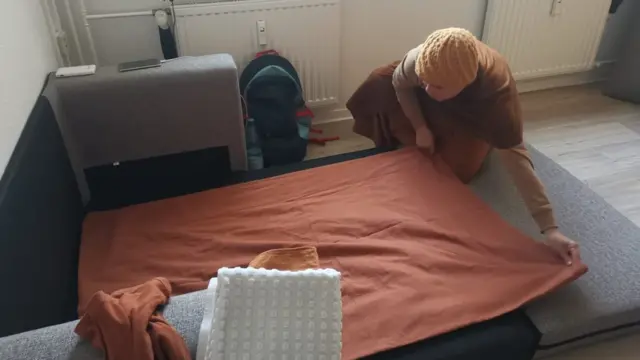 พระปัญญา สีสัน เตรียมที่นอน