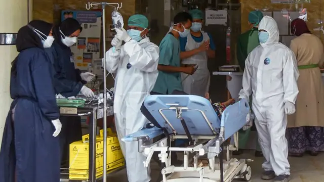 Covid di Indonesia: 100 orang meninggal dalam sehari di tengah lonjakan