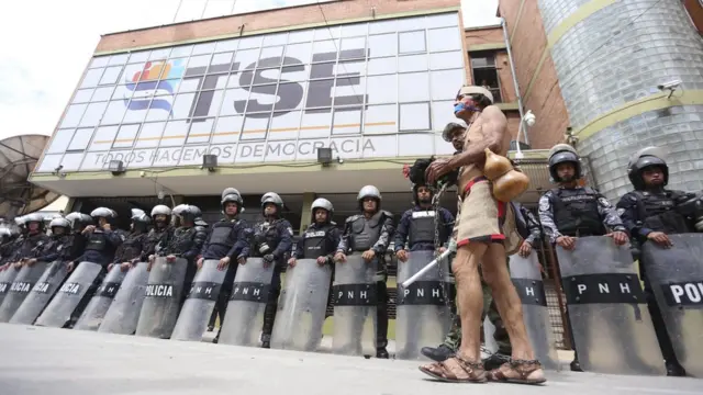 Protesta frente a la sede del Tribunal Supremo Electoral de Honduras