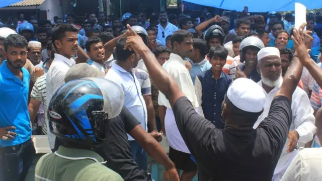 ஒலுவில் துறைமுகம்: மக்களும் மீனவர்களும் எதிரும் புதிருமாக தொடர் போராட்டம்