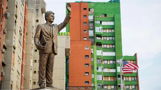 प्रस्टीना में पूर्व अमरीकी राष्ट्रपति बिल क्लिटंन की मूर्ति