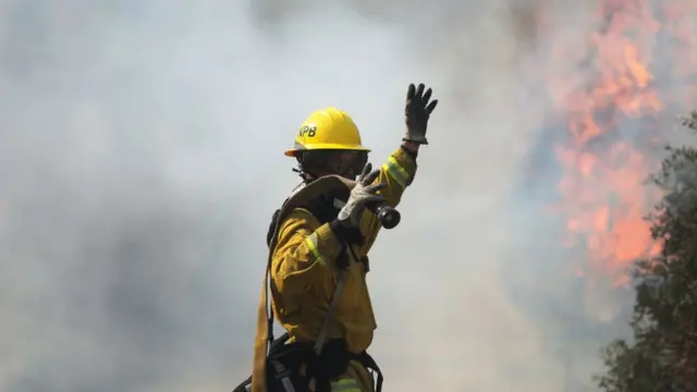 Пожарный с шлангом.