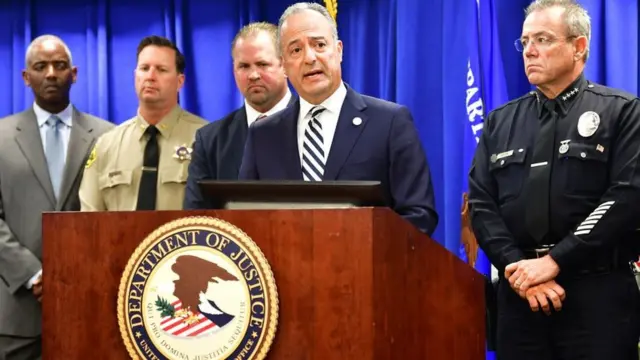 Nick Hanna, el fiscal general del Departamento de Justicia para el distrito central de California, dando una rueda de prensa el pasado abril.