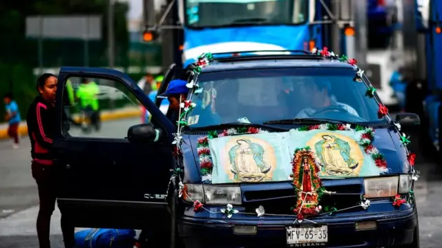 Carro adornado con la virgen