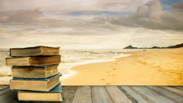 દરિયા કિનારે પુસ્તકની થપ્પી
