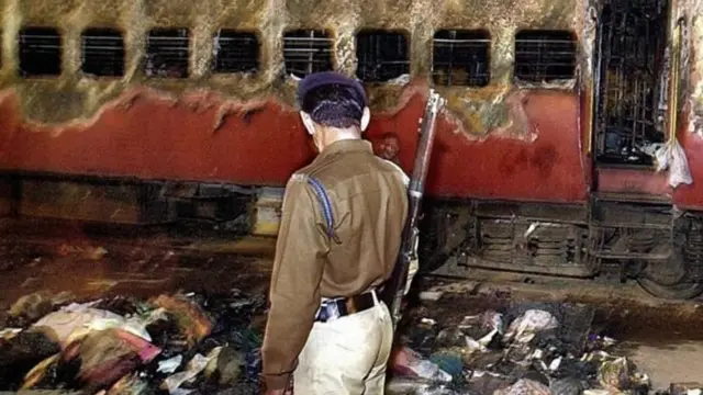 দাঙ্গায় কিছু ধ্বংসযজ্ঞের ছবি