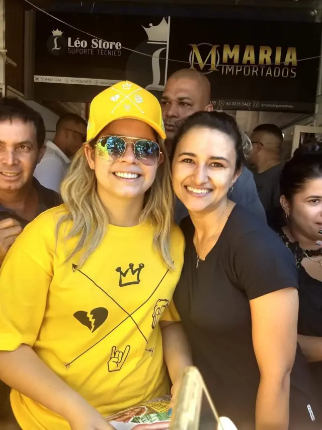 Marilia Mendonça e fã