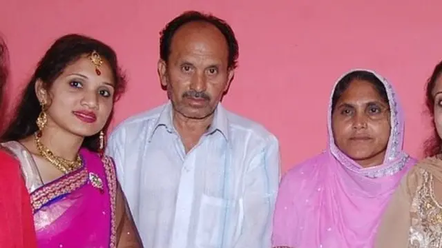 મૃતક અબ્દુલ રઝાક મલિક (વચ્ચે)