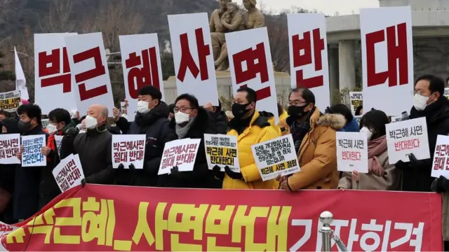 민주노총, 한국진보연대, 4.16가족협의회 등 시민사회단체연대회의 회원들은 27일 서울 종로구 청와대 분수대 앞에서 박근혜 사면 반대 기자회견을 열었다