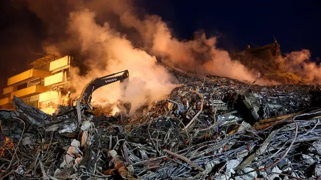 هزاران تن آهن در محل وجود دارد اما سخنگوی آتش نشانی گفته اگر مشکلی پیش نیاید سه یا چهار روز دیگر عملیات آواربرداری تمام می‌‎شود