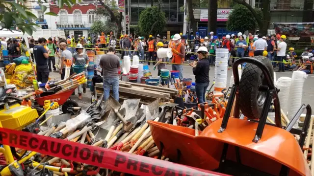Herramientas acumuladas en el centro de acopio del parque España.