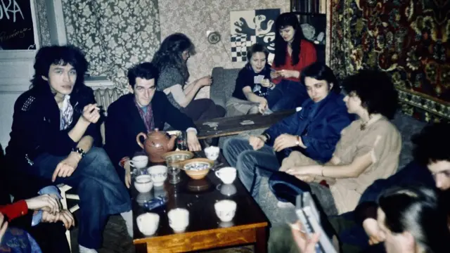 Тусовка в квартире Сергея и Ксении Савельевых. Слева направо: Виктор Цой, Тимур Новиков, неизвестная девушка, Марьяна Цой, Людмила Гребенщикова, Сергей Курехин, Настя Курехина, Борис Гребенщиков.