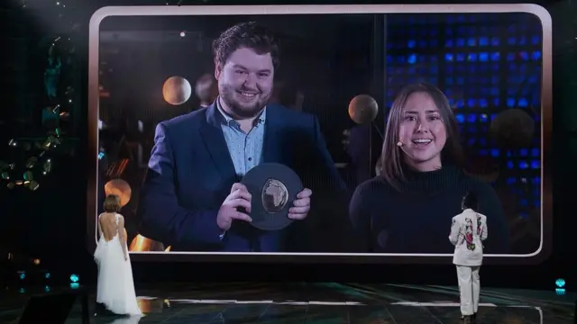 Ema Votson (levo) najavljuje AEM Elektrolajzer kao dobitnike nagrade Popravite nam klimu