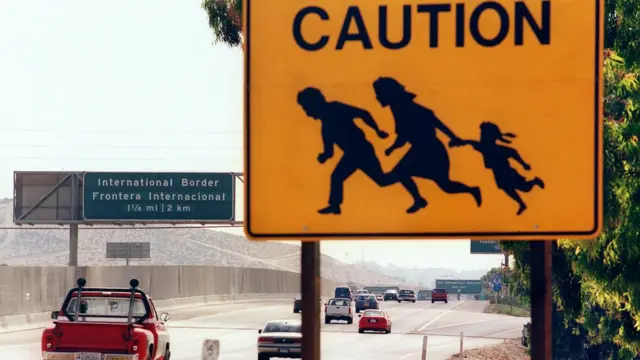 Señal de que personas cruzan corriendo.