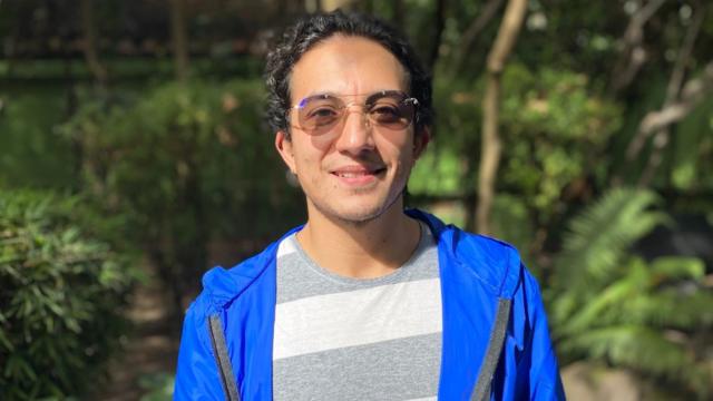 Alex Rodriguez sorrindo para fotojogos de aposta pela internetárea arborizada