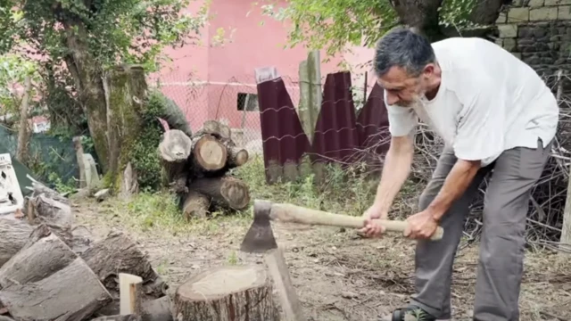 Bəxtiyar Məmmədov odun doğrayır