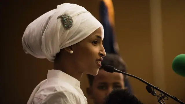 Ilhan Omar en un discurso de aceptación el 8 de noviembre de 2016 en Minneapolis, Minnesota.
