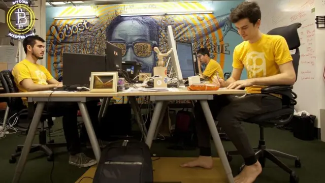 فوائد عدم ارتداء ملابس رسمية في مكان العمل