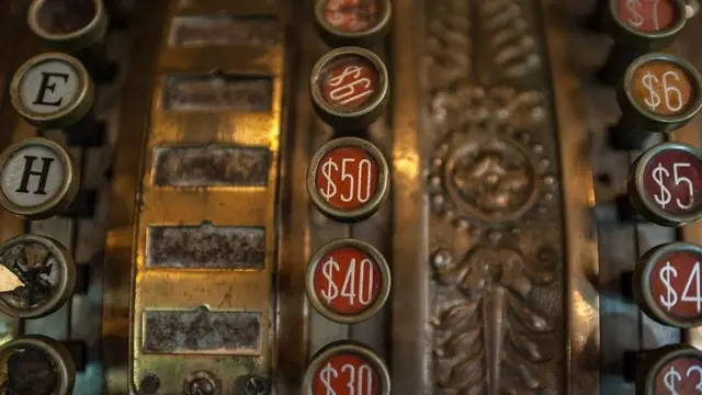 ایالات متحده تا سال ۱۷۷۶ به نام مستعمرات متحده آمریکا شناخته می‌شد و گفته می‌شود که نماد دلار پیش از آن هم مورد استفاده بوده است