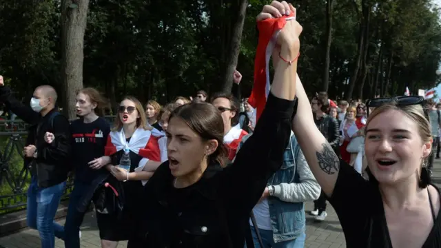 студенты на марше