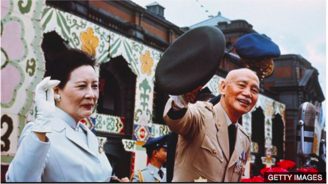 宋美龄（左）和蒋介石（右）