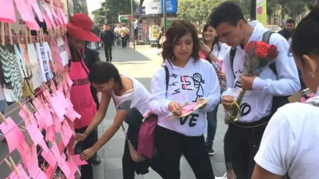 Pared con papelitos rosados