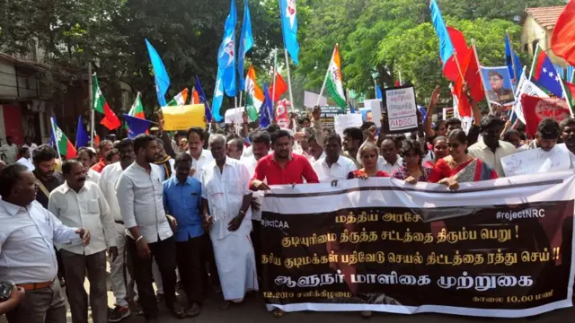 வேளச்சேரி சாலையிலிருந்து தமிழக ஆளுநர் மாளிகை நோக்கி பேரணியாகச் சென்ற இந்தியப் பொதுவுடைமைக் கட்சியைச் சேர்ந்த இரா.நல்லகண்ணு