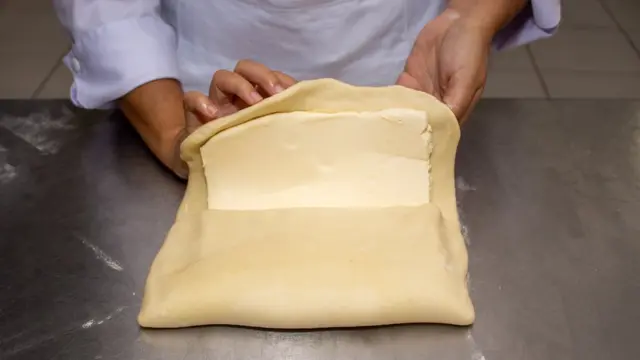 Приготовление слоеного теста.