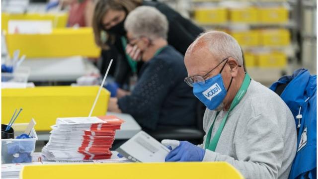 Homem conta votos em Renton, Washington, em 3 de novembro de 2020