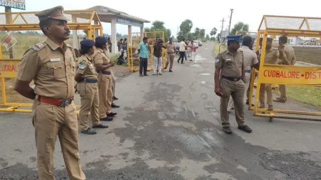 கள்ளக்குறிச்சி மாணவியின் உடலைப் பெற்றுக்கொண்ட பெற்றோர்