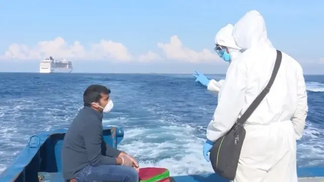 අදාළ නෞකාව කොළඹ වරාය අභ්යන්තරයට නොගෙන, කිලෝමීටර් 12ක් පමණ දුරක සිට අදාළ කටයුතු ක්රියාත්මක කළ බව නාවික හමුදාව පවසයි.