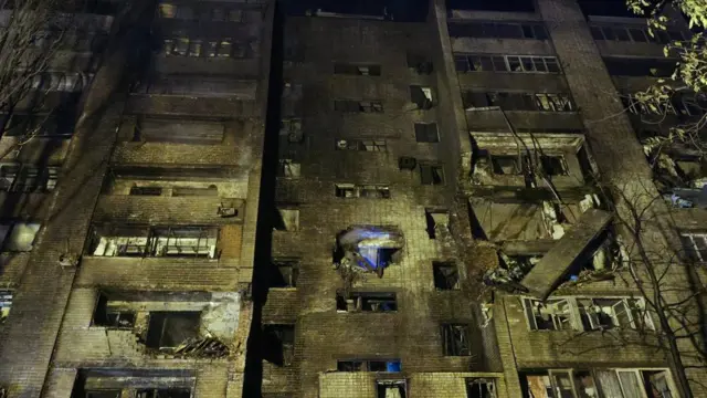 Пожар охватил подъезд с первого по девятый этаж