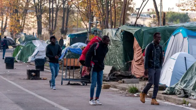 इटलीत आलेले निर्वासित अशा तात्पुरत्या झोपड्या करून राहतात.
