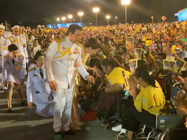 ร.10 และพระราชินี ท่ามกลางพสกนิกรเฝ้ารับเสด็จ