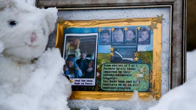 Una placa con las fotos de las cuatro víctimas de Idaho