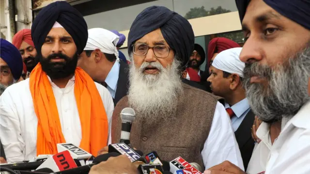 ਪ੍ਰਕਾਸ਼ ਸਿੰਘ ਬਾਦਲ ਅਤੇ ਸੁਖਬੀਰ ਬਾਦਲ